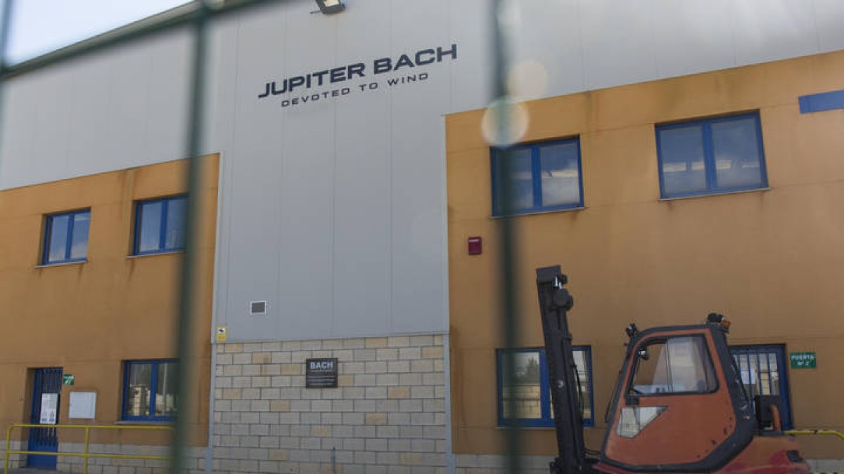 Instalaciones de la empresa Júpiter Bach, en el polígono de Villadangos del Páramo. FERNANDO OTERO