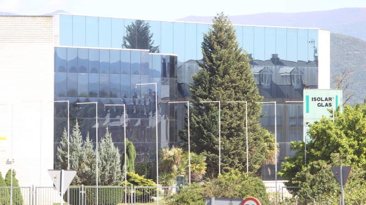 La fábrica de Camponaraya, en la imagen, fue la primera de Cristalglass en el Bierzo.