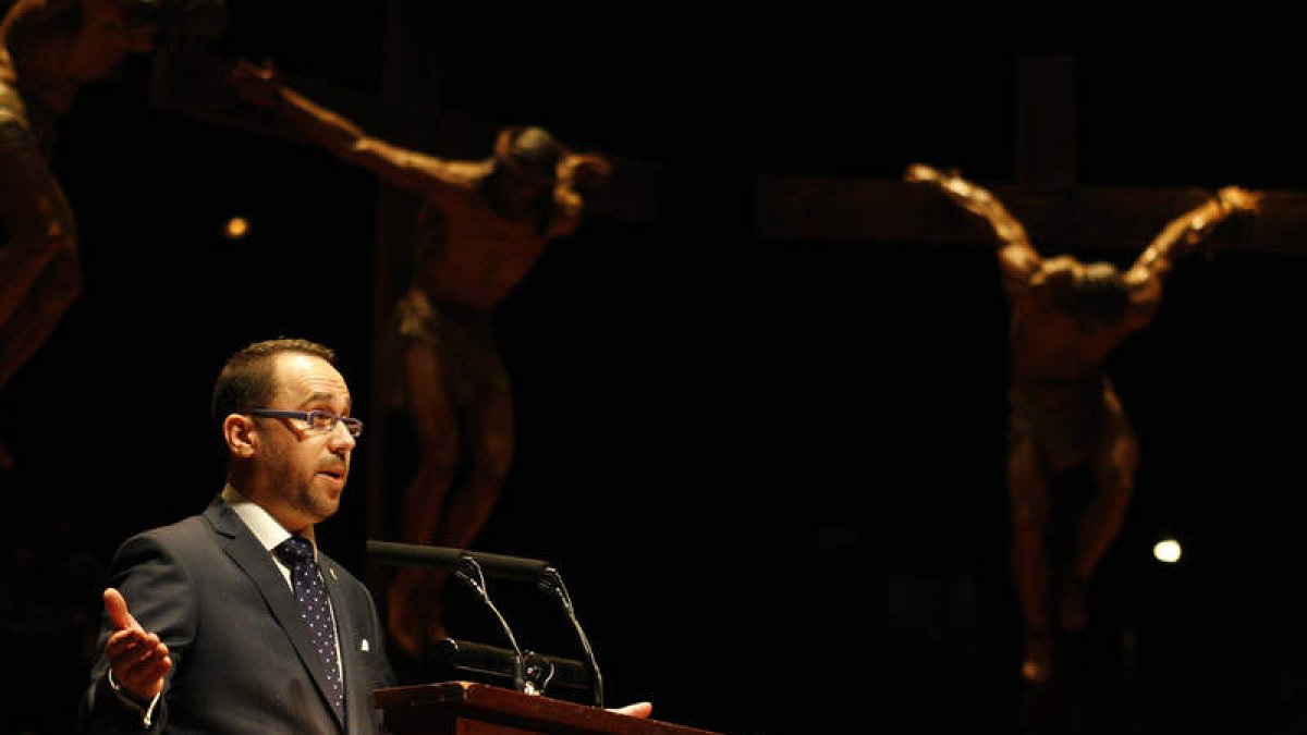 Jáñez, en un momento de su intervención en el pregón de la Semana Santa. F. OTERO PERANDONES