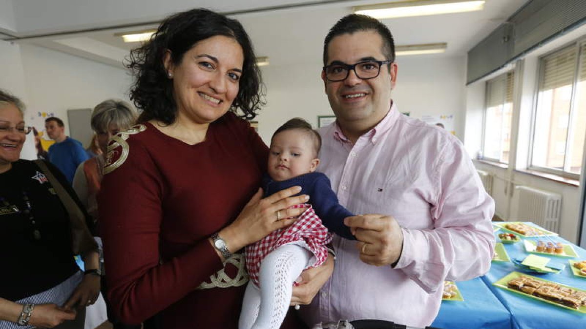 Elena, Manuel y Ángel, ayer en la asociación de Amidow León. MARCIANO