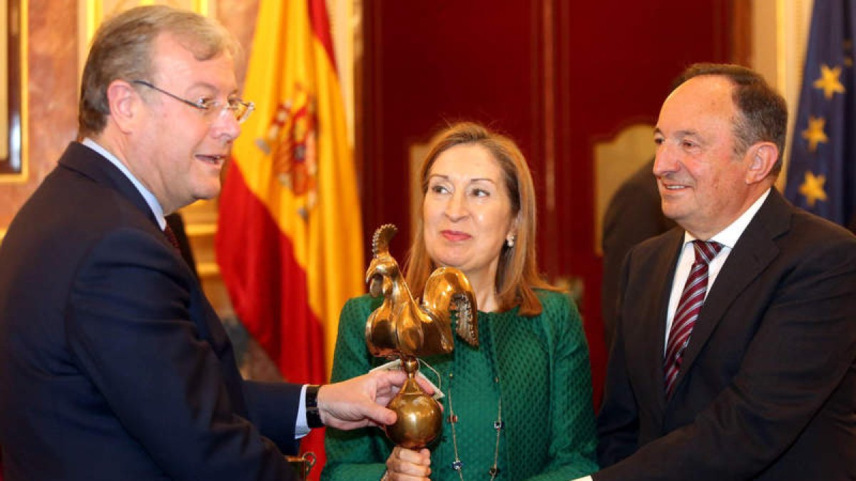 Silván dejó en el Congreso una réplica en bronde del gallo de San Isidoro. RAQUEL P. VIECO