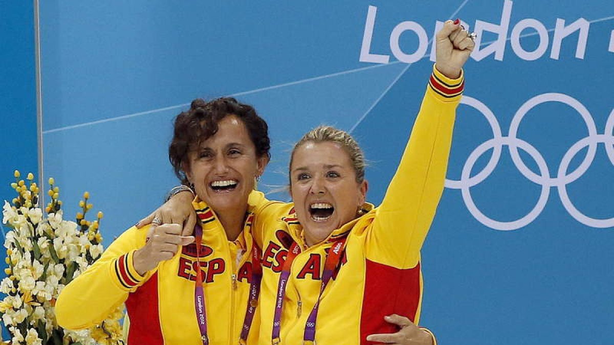 Anna Tarrés y su ayudante Bet Fernández celebran una medalla en los Juegos de Londres.