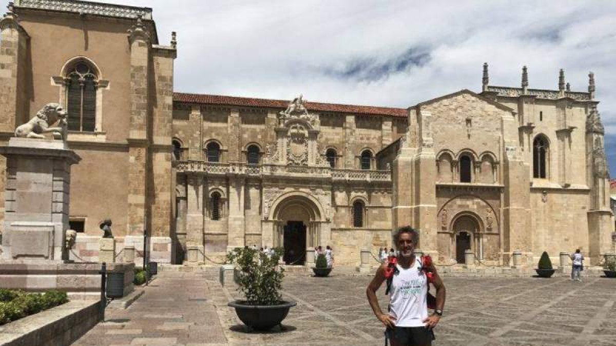 Rafa Sánchez a su paso por la capital leonesa. DL