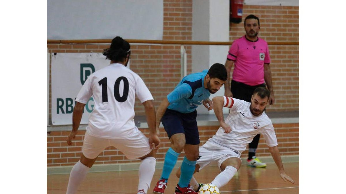 Furi corta el avance de un atacante vallisoletano. FERNANDO OTERO