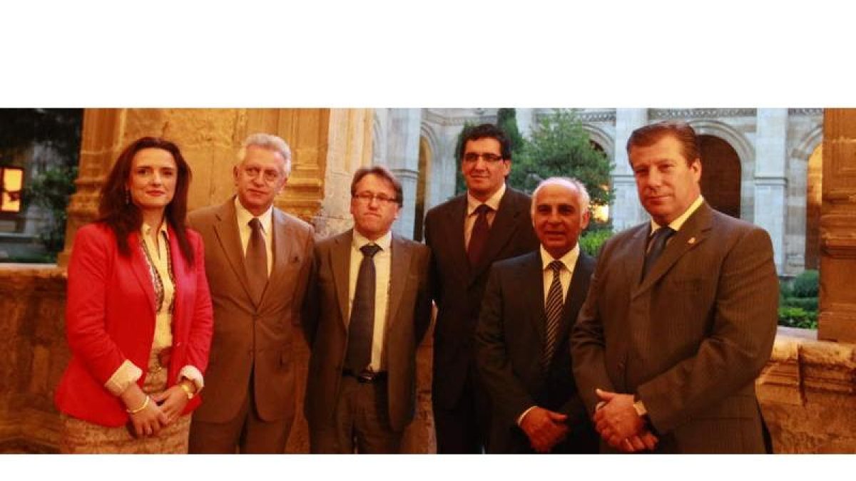 Representantes de instituciones cacereñas y leonesas, anoche en el Parador de San Marcos.