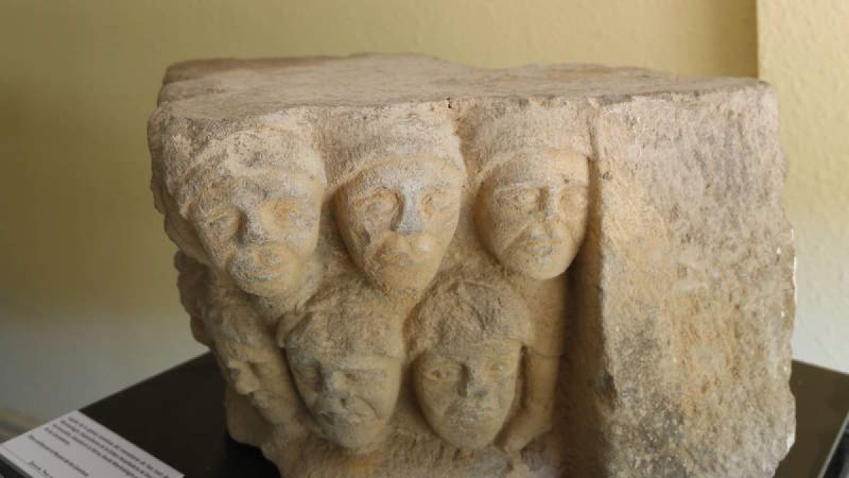 Capitel del templo románico cepedano de San Juan de Montealegre, de la orden de San Juan de Jerusalén, hoy en ruinas.
