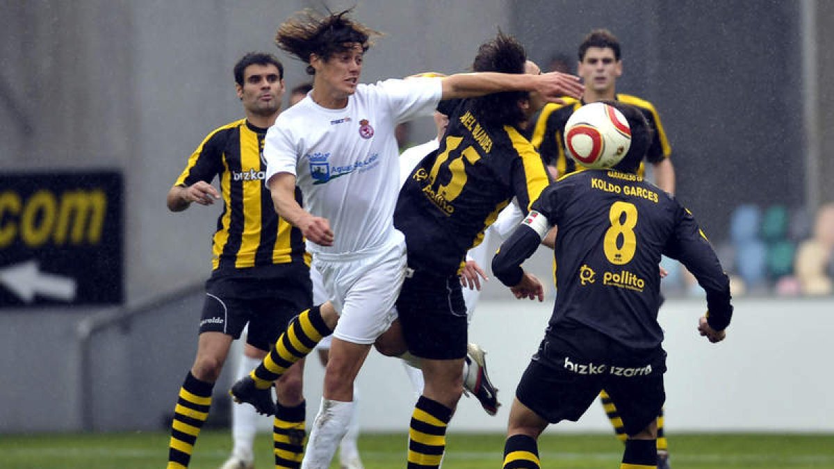 Martín Mantovani en un partido defendiendo la camiseta de la Cultural frente al Baracaldo. RAMIRO