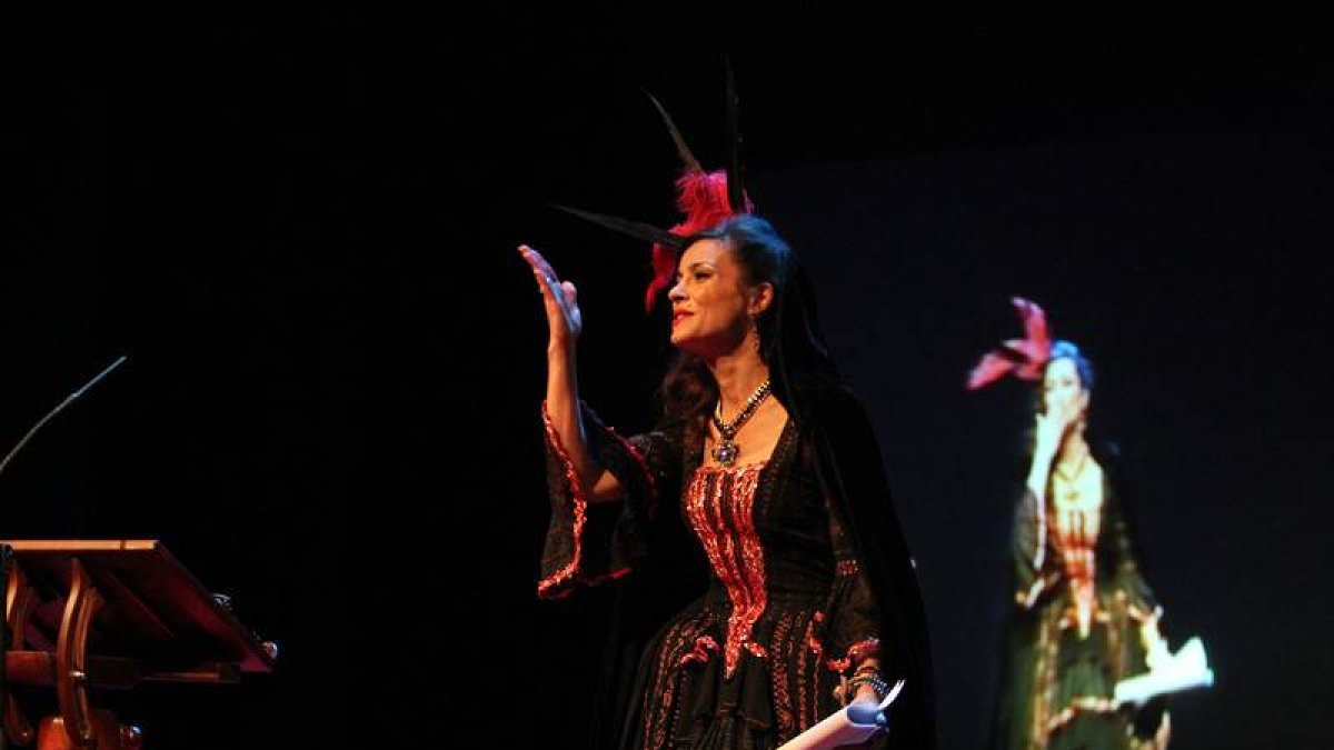 Beatriz Jarrín, disfrazad al estilo veneciano, tra dar su pregón en La Bañeza
