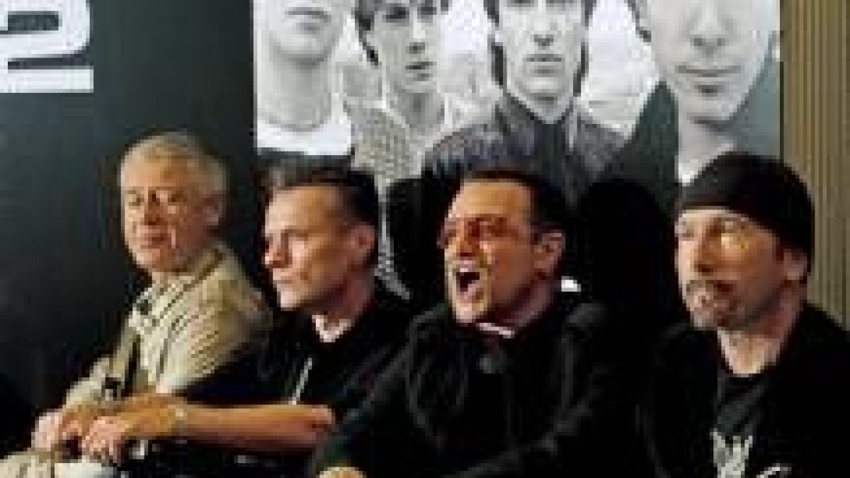 El grupo irlandés, ayer, en la presentación del libro