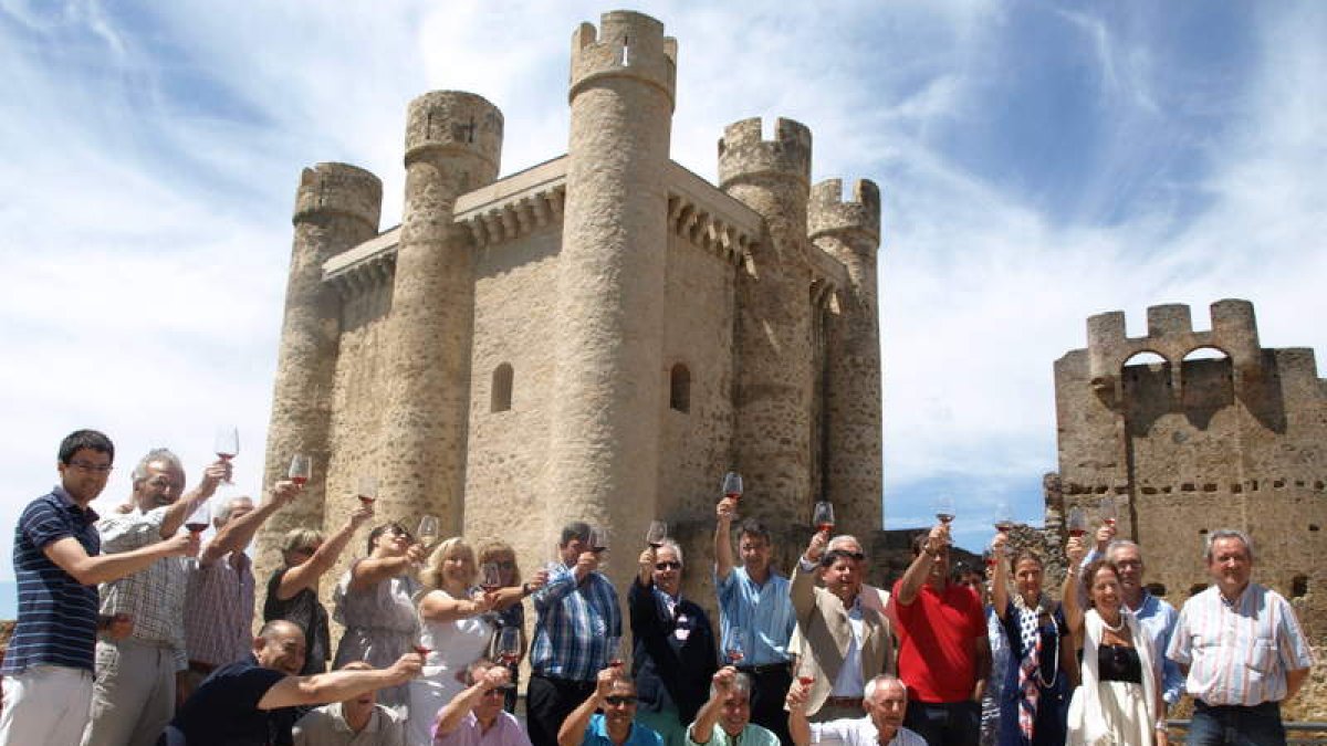 Representantes institucionales y de la DO Tierra de León brindan con vino a la vera del castillo coyantino.