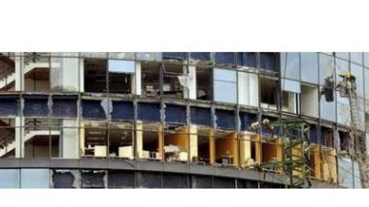 Los bomberos de Bilbao trabajaron ayer en el exterior de la sede de EITB en Bilbao, tras la explosió