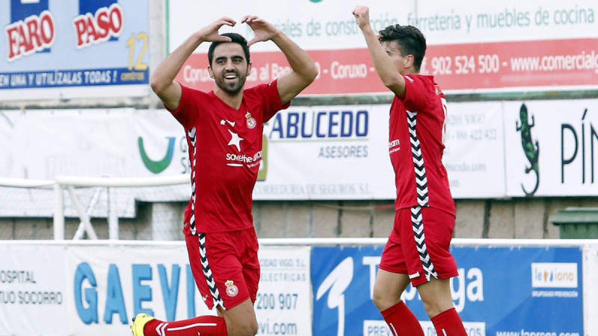 Viti celebra uno de los dos goles que anotó frente al Coruxo y que dieron la primera victoria a la Cultural a domicilio.