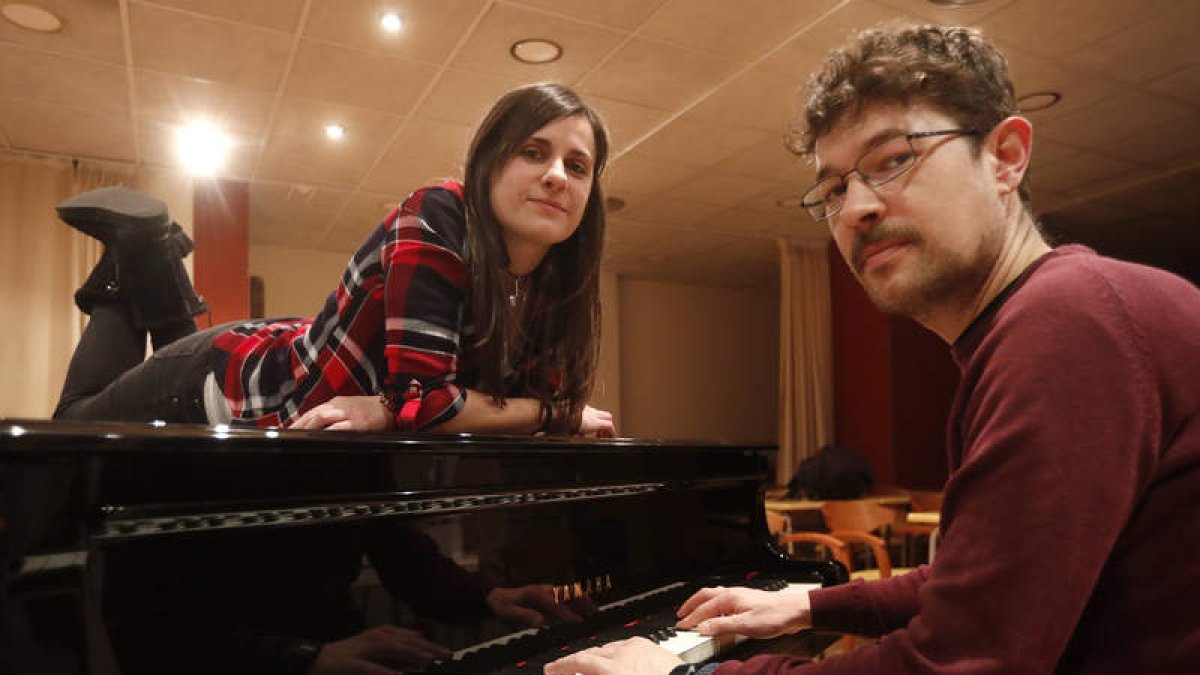 Los dos hermanos compositores junto a un piano. JESÚS F. SALVADORES