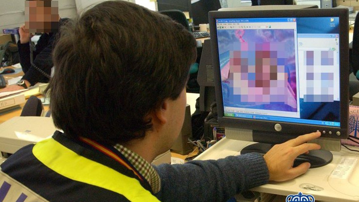 Un agente contra la ciberdelincuencia. SUBDELEGACIÓN DEL GOBIERNO