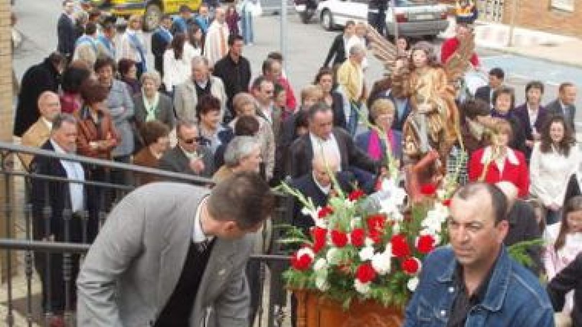 La talla de San Miguel procesionó a hombros de los vecinos de Nava, como es tradición.