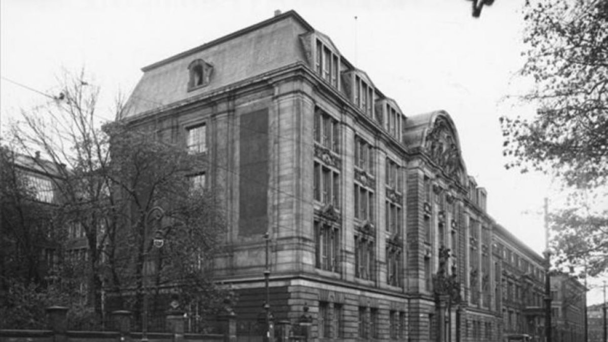 Imagen de la sede central de la Gestapo en el numero 8 de la Prinz Albrecht Strasse de Berlin, destruida en los bombardeos 1945, del libro de Frank McDonough.