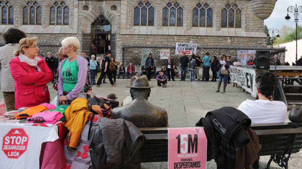 Uno de los actos celebrados ayer en la plaza de Botines por los promotores del 15-M. JESÚS F. SALVADORES