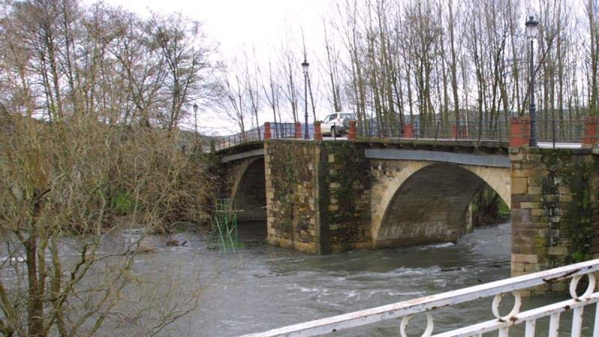 El río Cúa a su paso por la localidad berciana de Cacabelos.