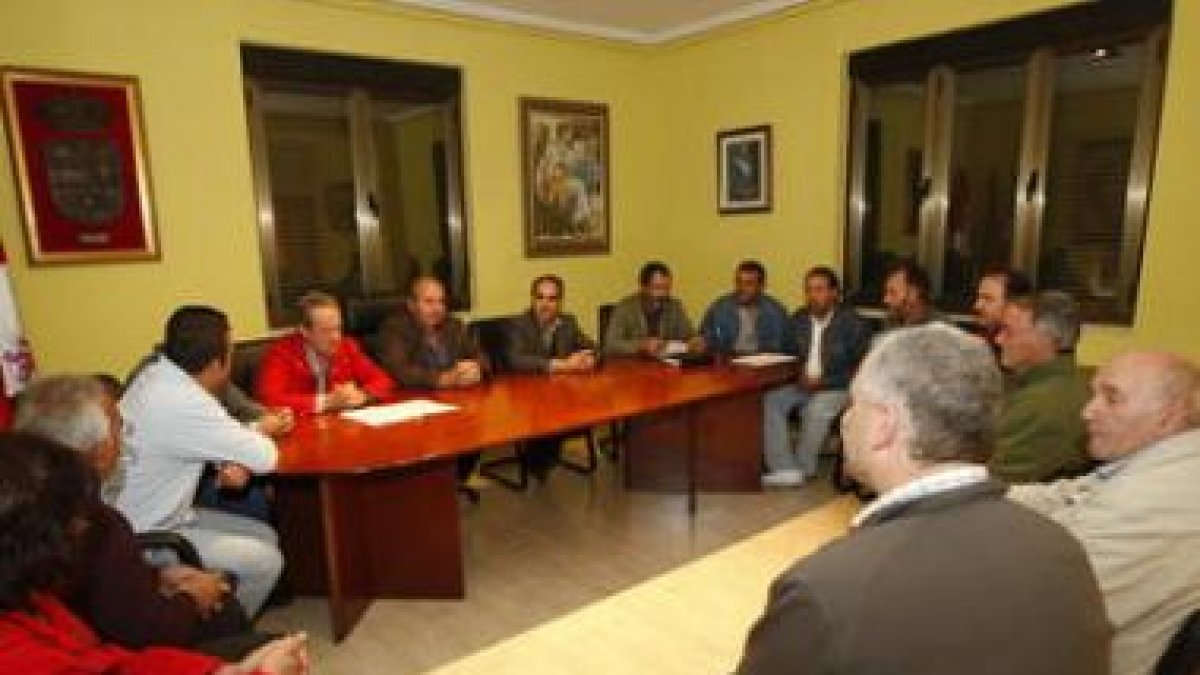 En la mesa, Martínez, Alonso, Perandones y Llamas, durante la reunión de ayer.