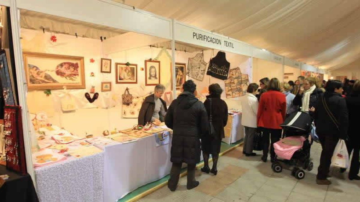 El público abarrotó la carpa de la feria artesana tras su inauguración.