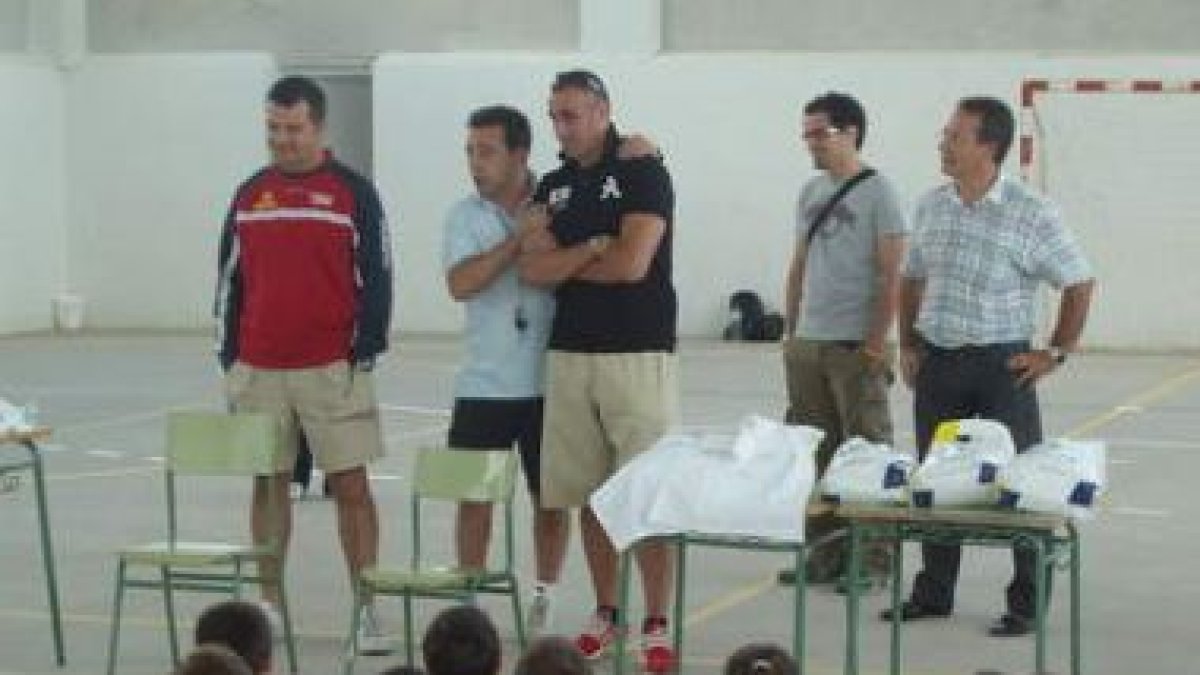 Javi de Grado y Luis Ballesteros respondiendo a los niños.