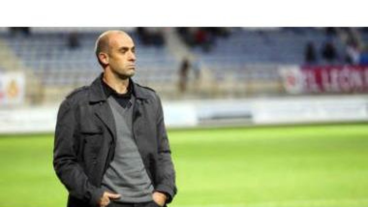 El entrenador de la Cultural Alberto Monteagudo, con gesto serio, sigue el juego de su equipo desde