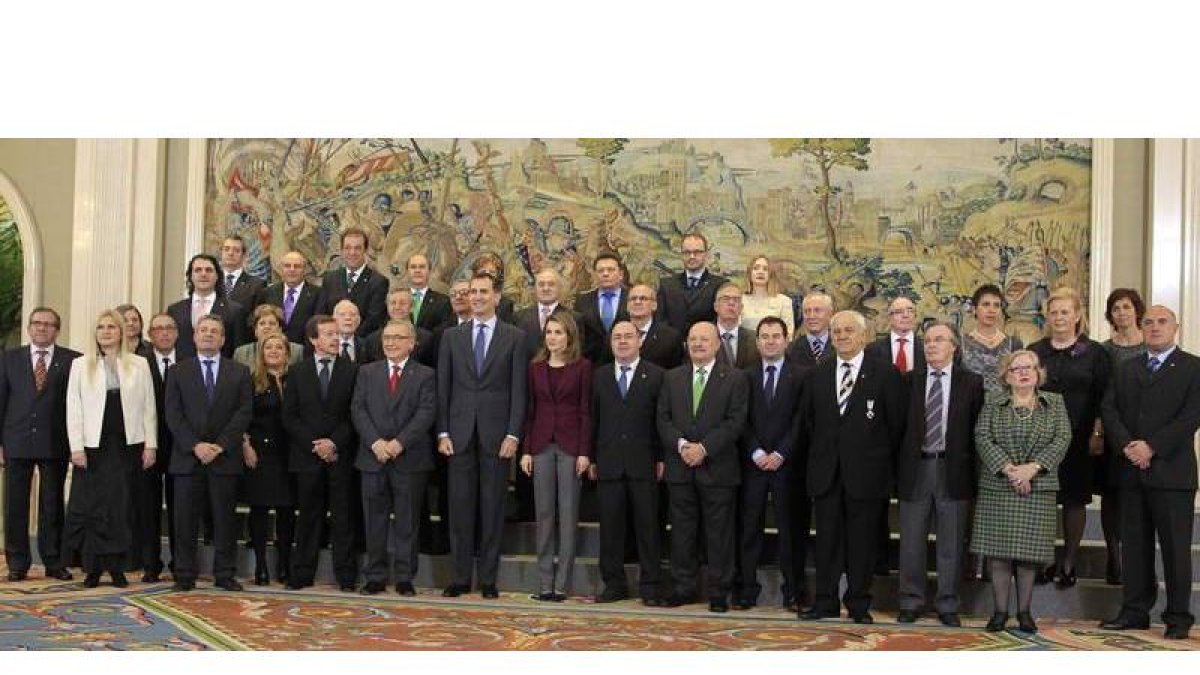 Los representantes de la Federación Nacional de Donantes de Sangre con los príncipes de Asturias en el palacio de La Zarzuela.