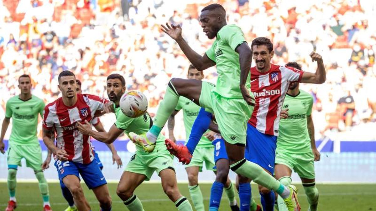 Iñaki Williams trata de rematar ante la portería del Atlético entre una maraña de rivales. HIDALGO