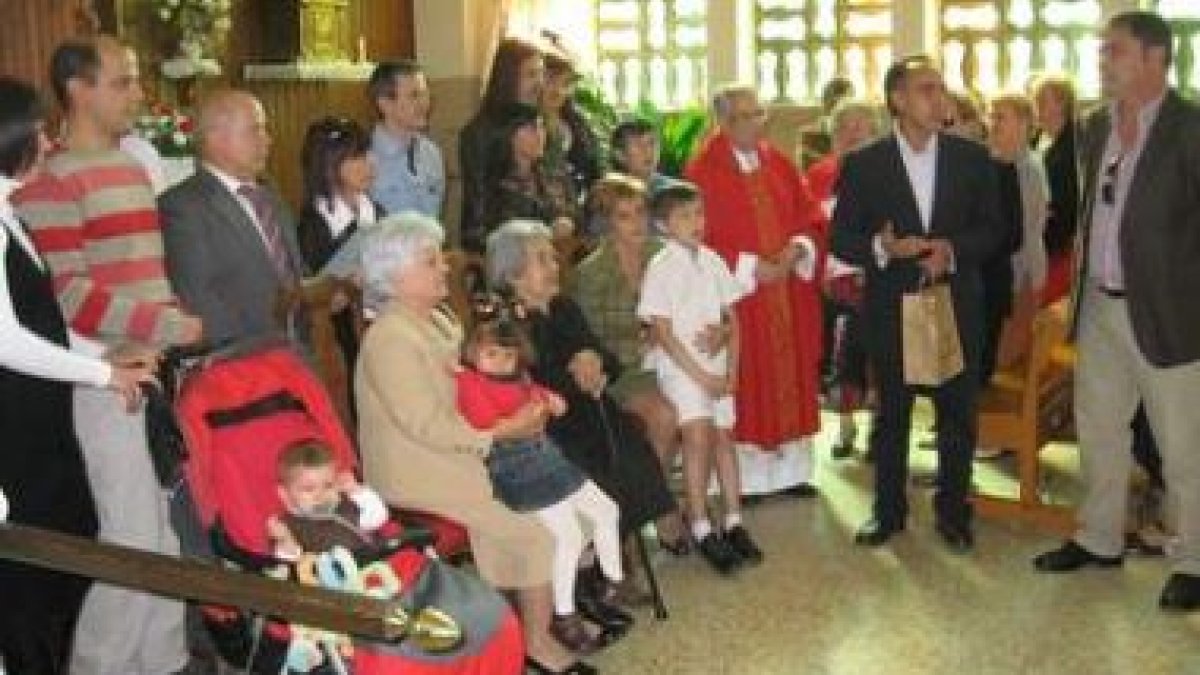 Un momento del homenaje durante la misa en Valdeviejas.