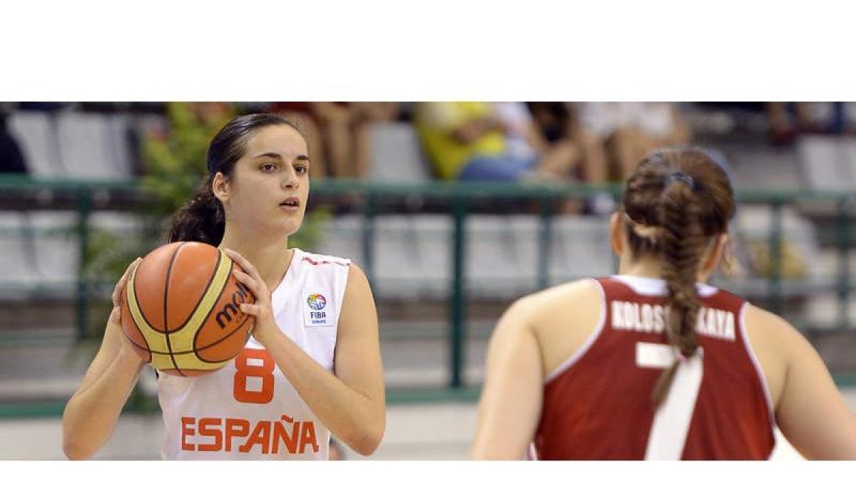 La jugadora leonesa Ángela Salvadores. DL