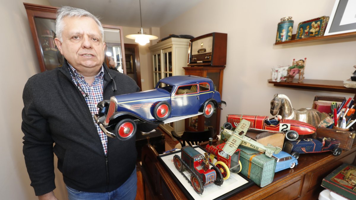 Manuel Fernández Villatoro rescató en 1983 decenas de objetos de la trastienda del bazar que su padre cerraba en Torre del Bierzo. Hoy su colección, entre compras y trueques supera los 500. Desde el mítico automóvil Sunbeam<em> Silver Bullet</em> que en 1930 fracasó en su intento de batir el récord de velocidad en Daytona Beach a su selección de 28 barquilleras, soldados de infantería y caballo, tractores, aviones, lanchas, tiovivos y un payaso del Circo Price como el legendario Ramper, que anunciaba botellas de anís.