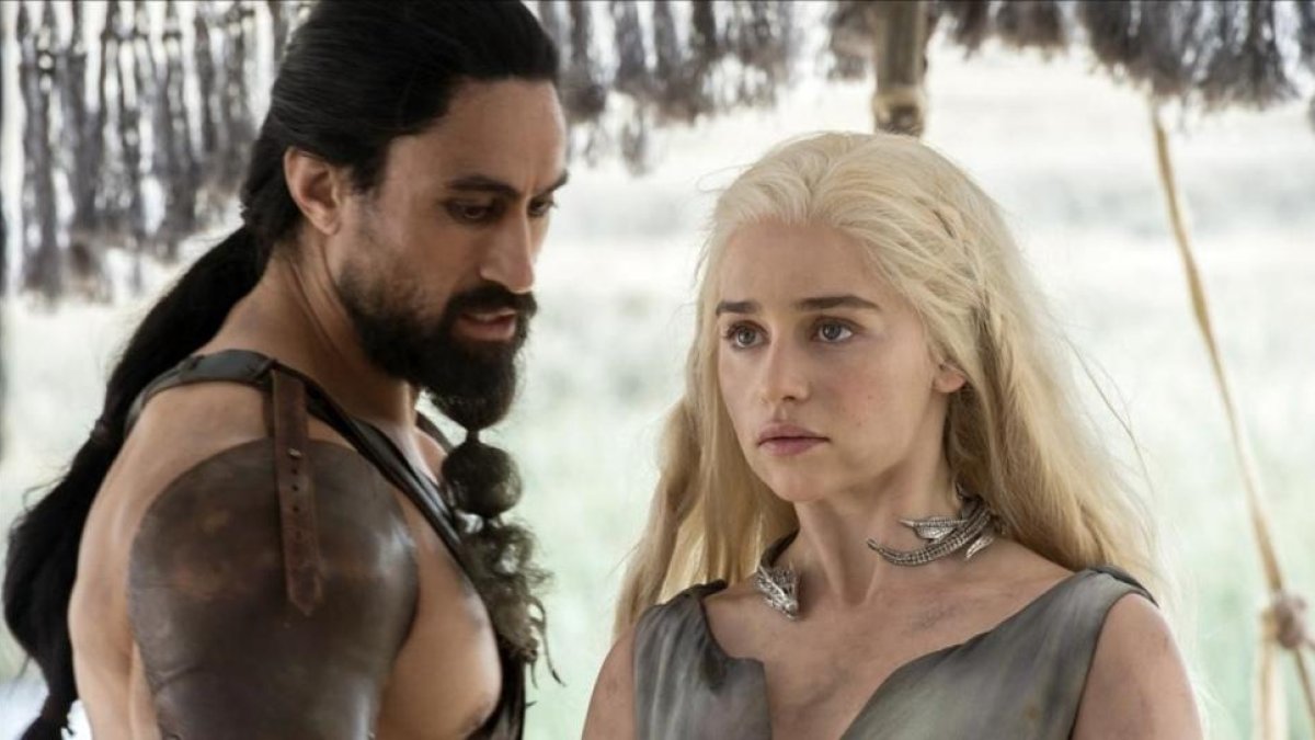 Joe Naufahu y Emilia Clarke, en un episodio de la sexta temporada de 'Juego de tronos.