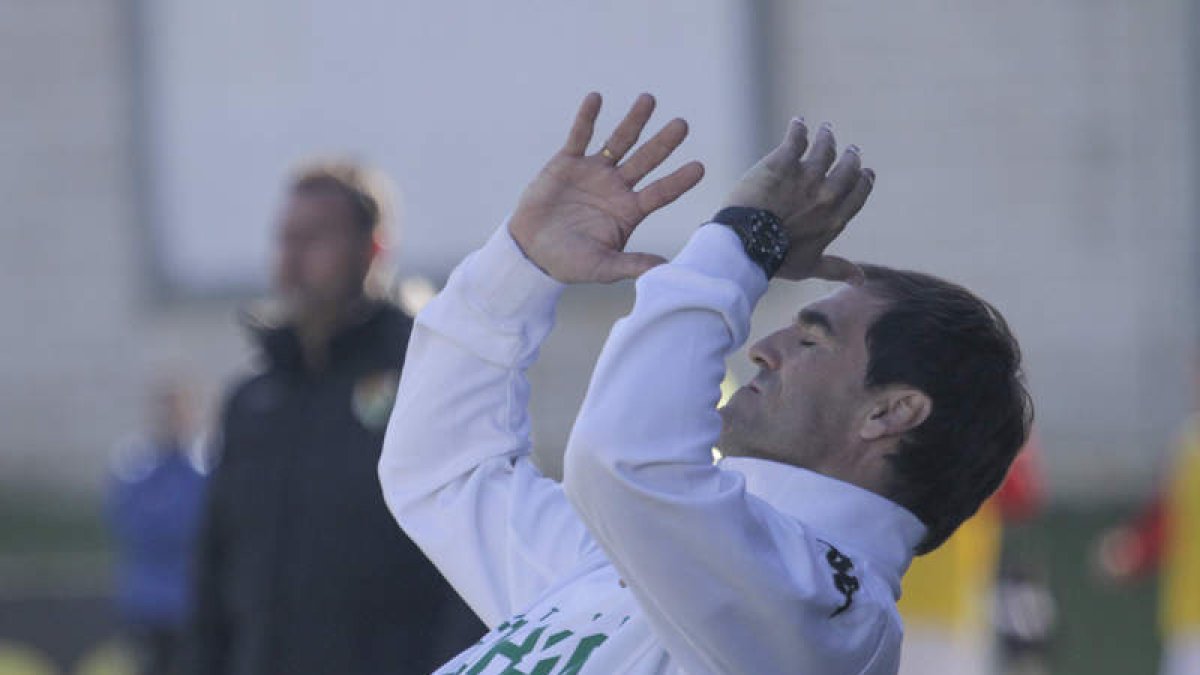 Paulino Martínez lamenta una de las ocasiones falladas por su equipo ante el Cacereño.