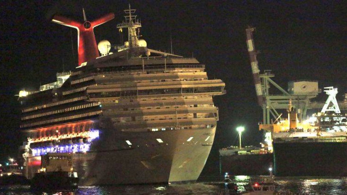 El 'Triumph' se acerca lentamente al puerto de Mobile (Alabama), este viernes.