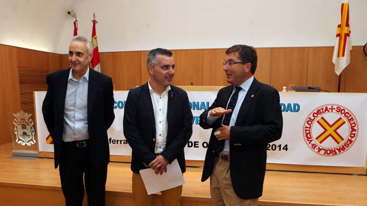 Juan José Feijóo, Santiago Macías y José Carlos Alegría, ayer al presentar el congreso.