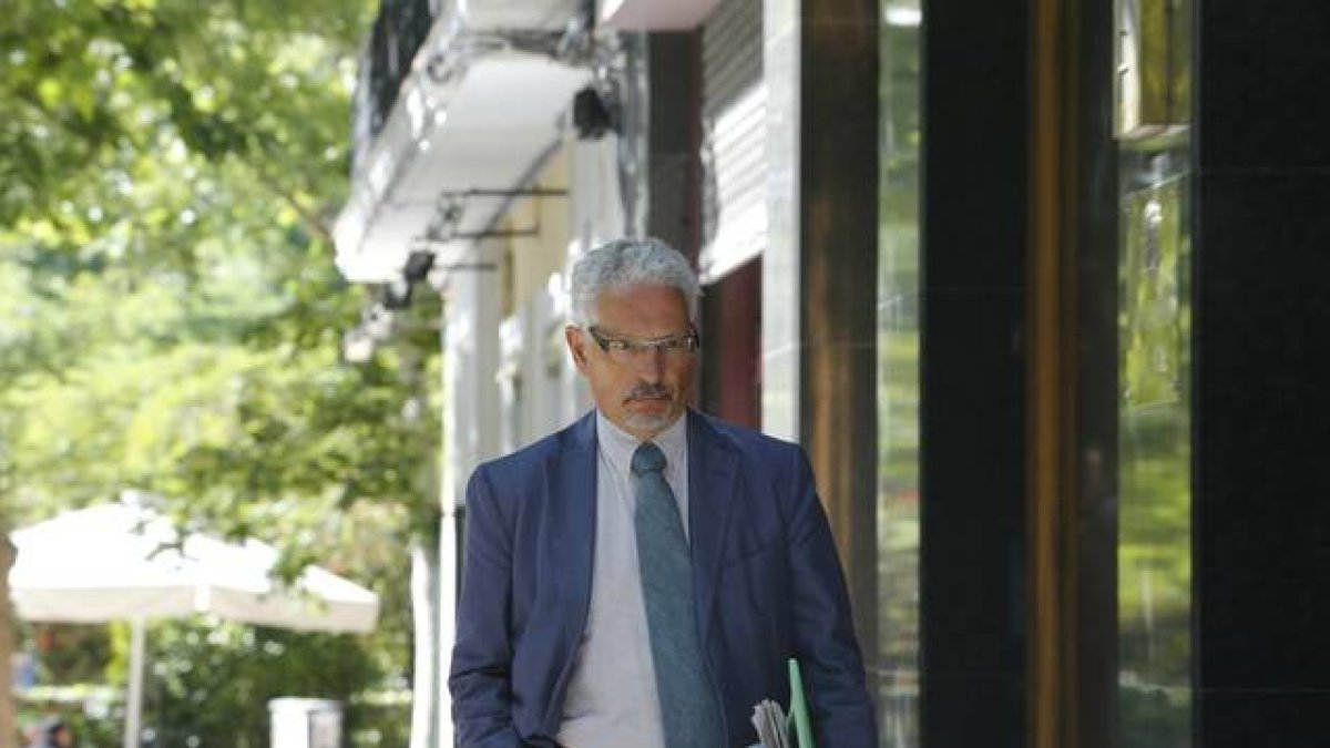 El juez Santiago Vidal, llegando a la Audiencia Nacional, el mayo pasado.