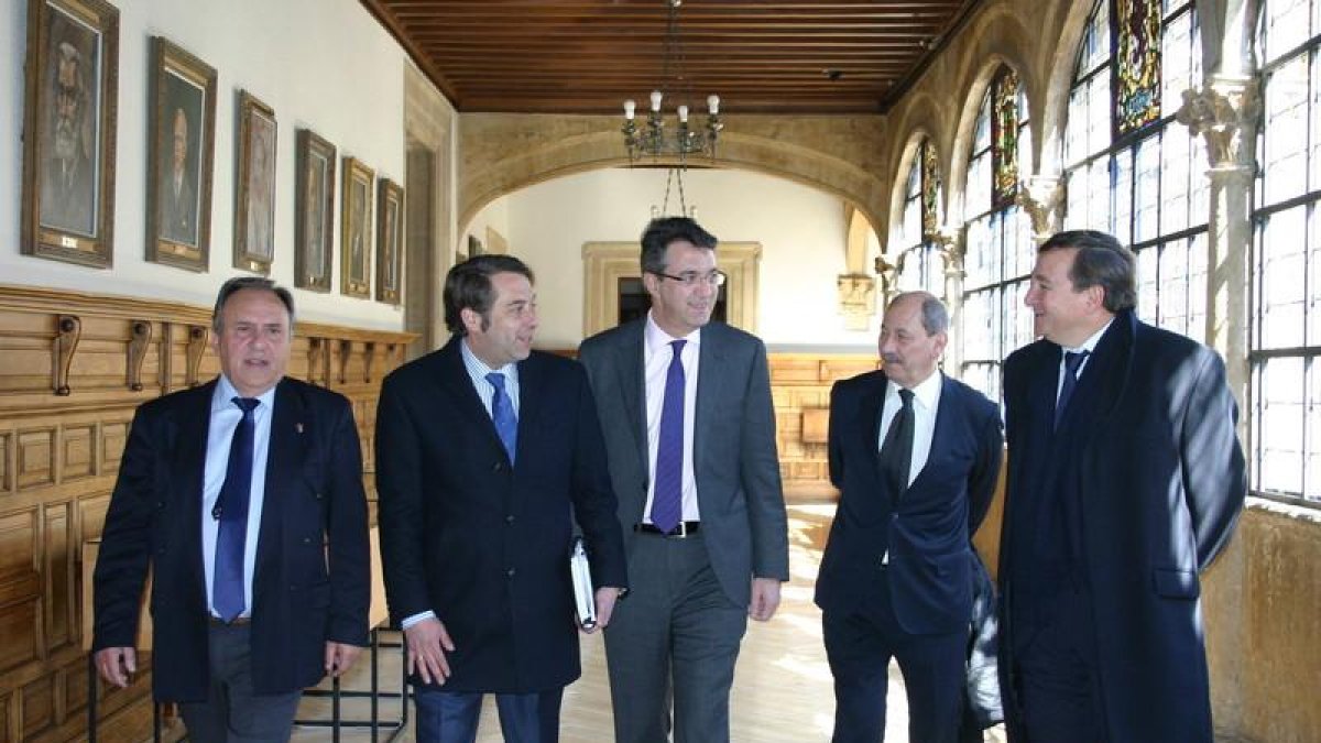 El abad del Dulce Nombre y miembros de la cofradía junto al presidente de la Diputación esta mañana en el Palacio de los Guzmanes