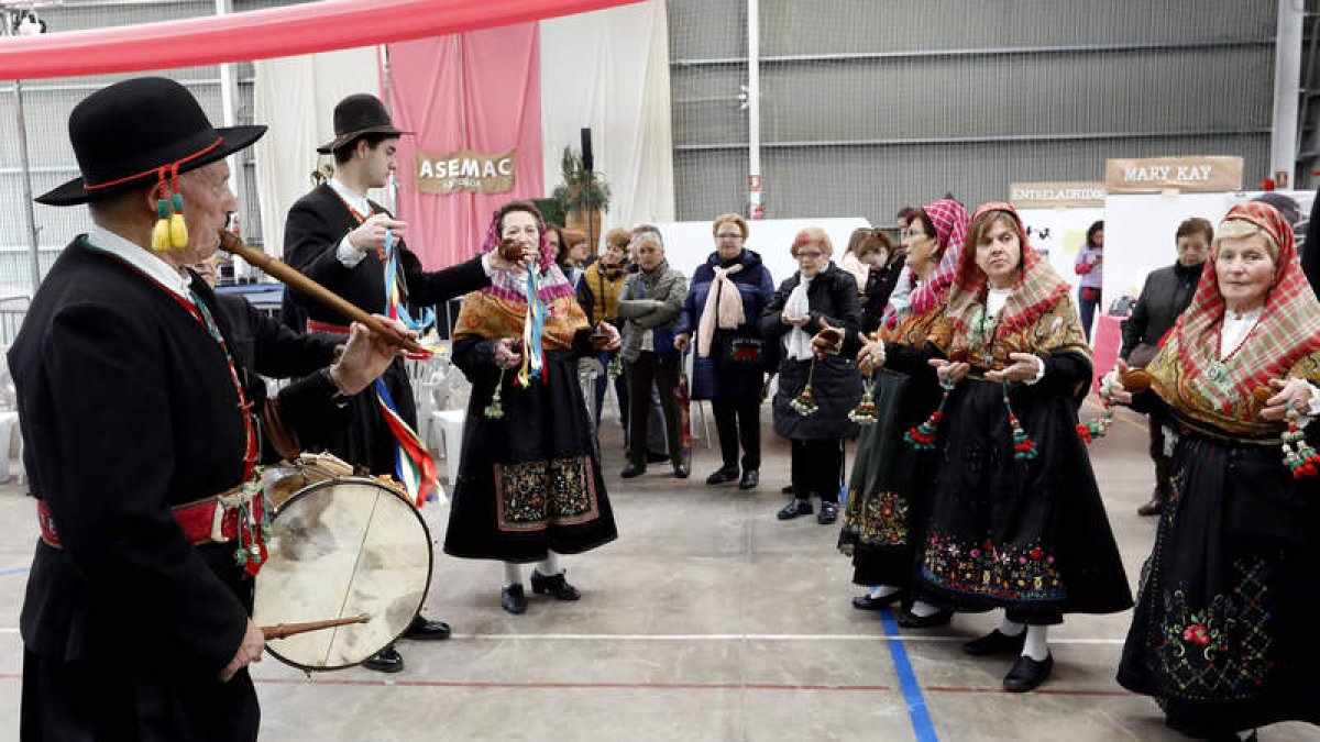 En la inauguración de la feria no faltaron los bailes regionales. MARCIANO PÉREZ