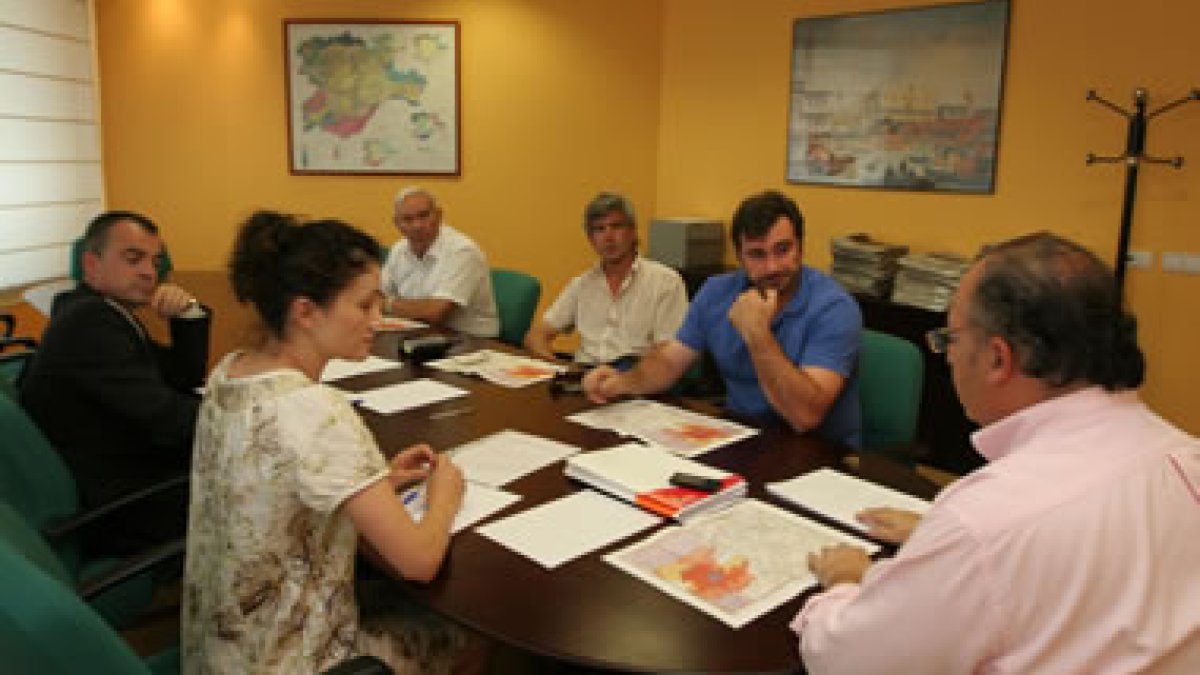Los representantes de los pueblos se reunieron con el delegado de la Junta.