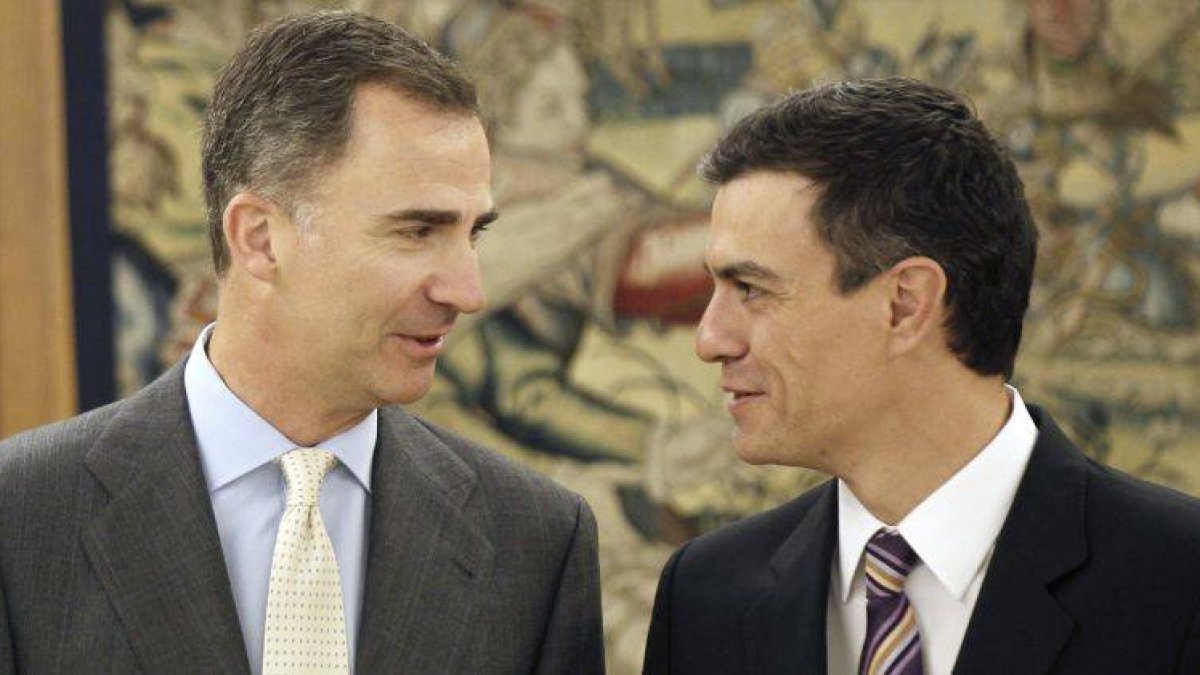 El Rey Felipe VI conversa con el nuevo secretario general del PSOE, Pedro Sánchez, a quien ha recibido en audiencia esta mañana en el Palacio de La Zarzuela.