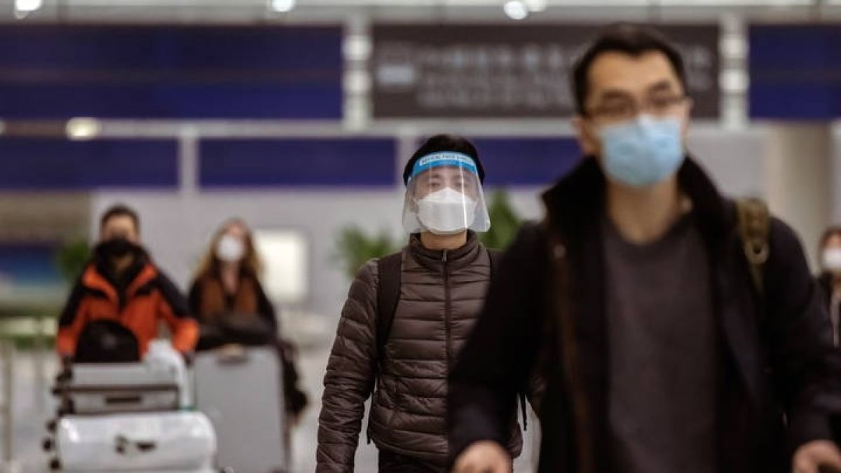 Las personas en el Aeropuerto Internacional de Pudong, en Shanghái, China. ALEX PLAVESKI