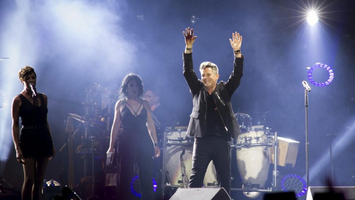 El músico Alejandro Sanz (d) durante el concierto ofrecido esta noche en el estadio Vicente Calderón, en Madrid, con el que revive las canciones de uno de los discos más populares de su carrera,
