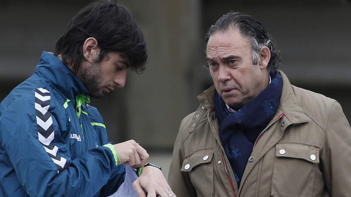 La dinámica en la que ha entrado la Cultural no gusta a Felipe Llamazares, a la derecha, que dialoga con Juan Ferrando en el entrenamiento. JESÚS F. SALVADORES