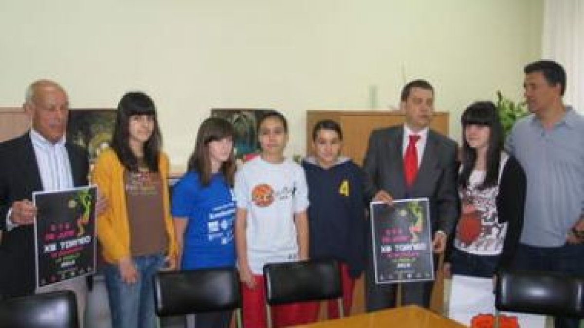 Las jugadoras del CB 6,25, con el alcalde.