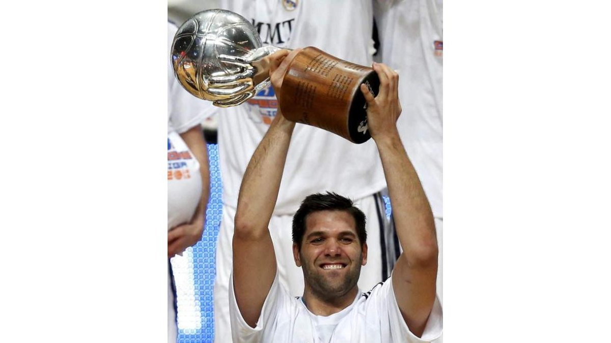 Felipe Reyes levanta el trofeo tras vencer al Barcelona.