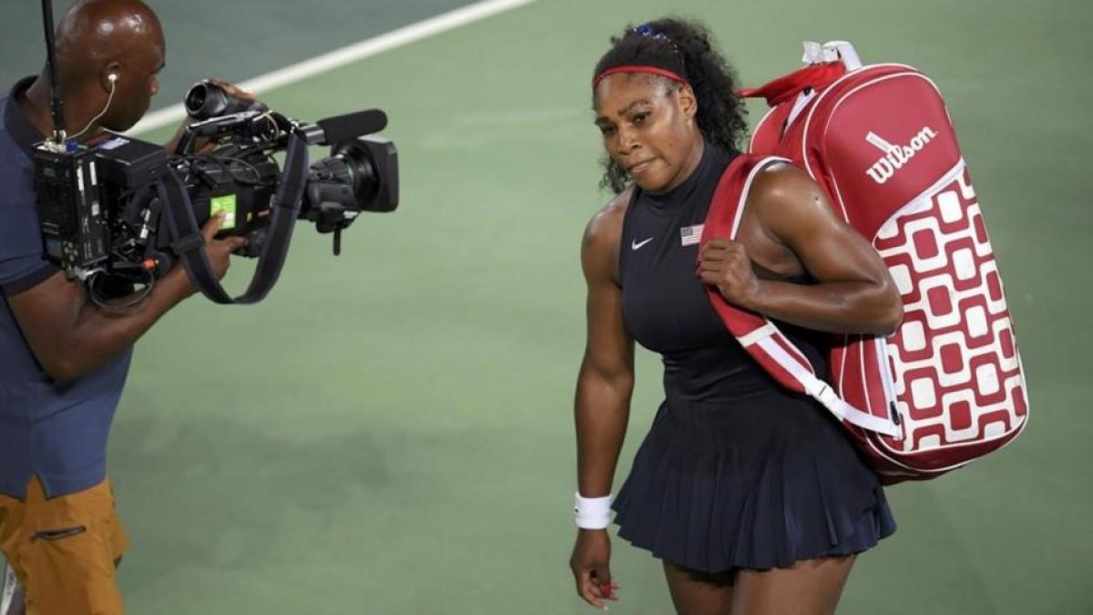 Serena Williams abandona cabizbaja la pista central.