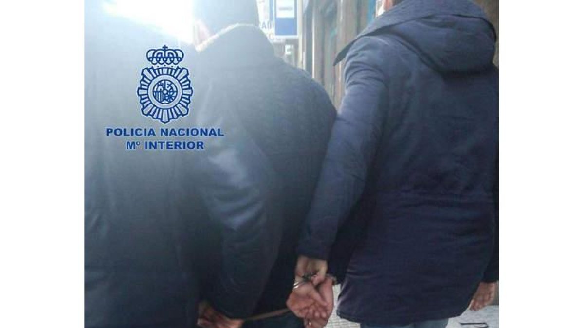 El detenido, custodiado por policías, antes de ser encarcelado. DL