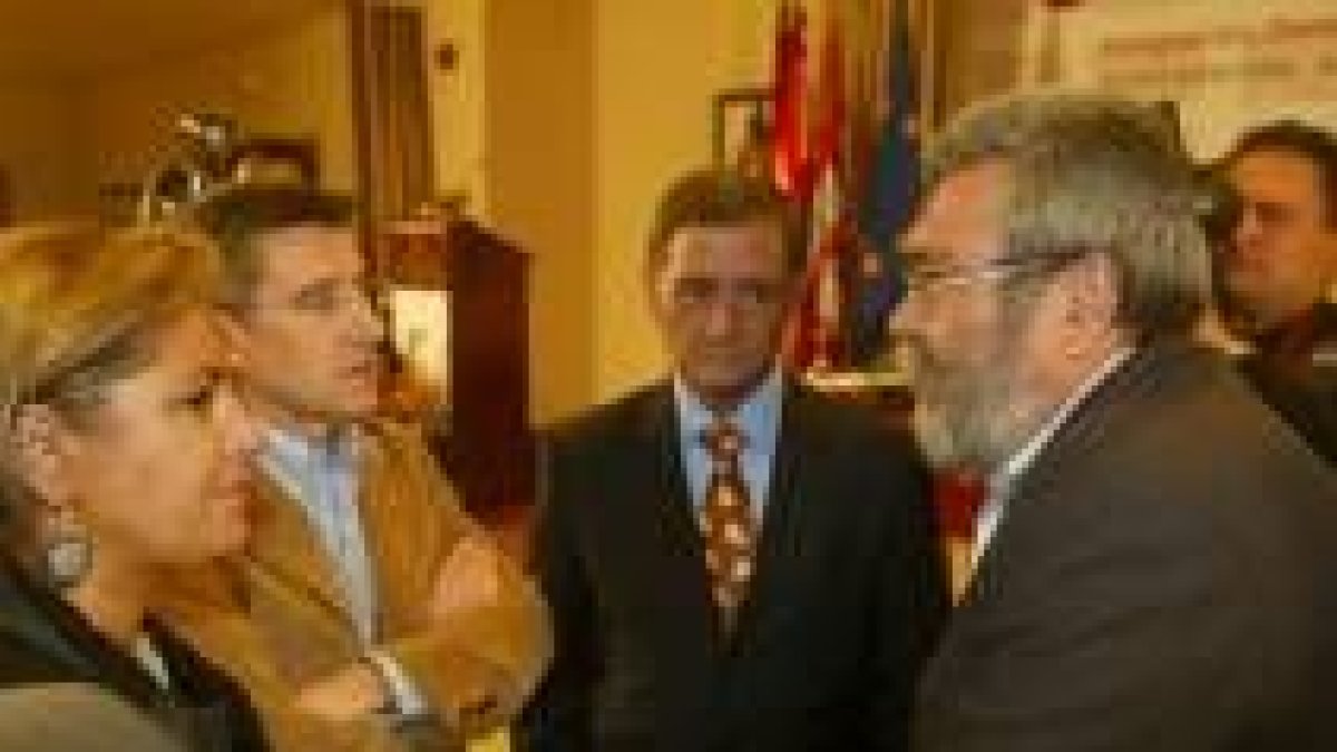 Rosa Valdeón, Francisco Fernández, Fermín Carnero y Cándido Méndez antes del acto inaugural