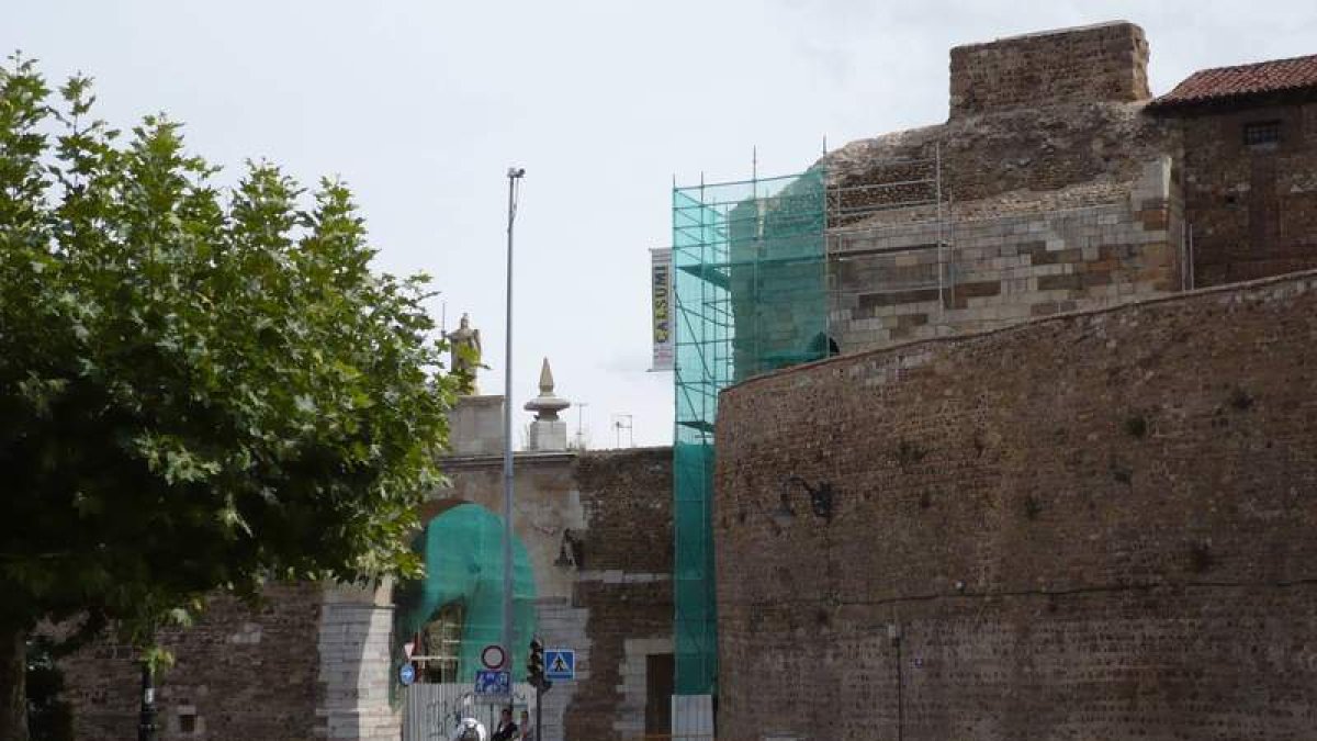 La intervención se produce tras el desprendimiento de varios cascotes desde lo alto de la muralla.