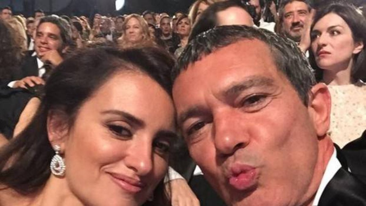 Selfi de Antonio Banderas con Penélope Cruz, dos de los protagonistas de la gala de los premios Goya 2015.